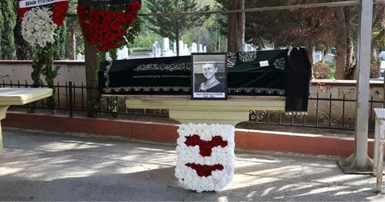 Sanatçı Jeyan Mahfi Ayral Tözüm\'ün Cenazesi Zincirlikuyu Mezarlığı\'nda Defnedildi