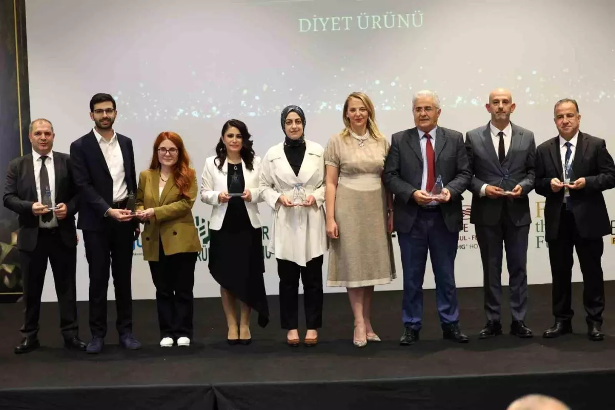 Dr. Aslı Elif Tanuğur Samancı, Güvenilir Ürün Zirvesi ve Feed the Future Ödül Töreni\'nde başarılı oldu