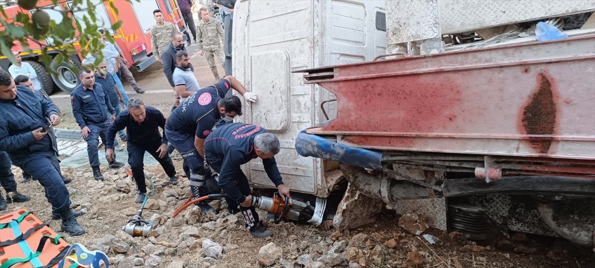 Pazarcık\'ta Beton Pompası Şarampole Devrildi: 1 Kişi Ağır Yaralandı