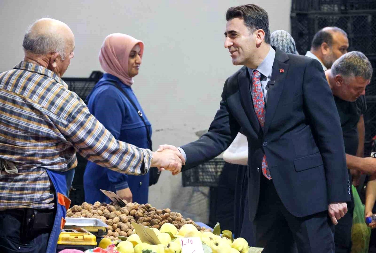 Bilecik Valisi Şefik Aygöl, kapalı sebze pazarındaki fiyatları değerlendirdi