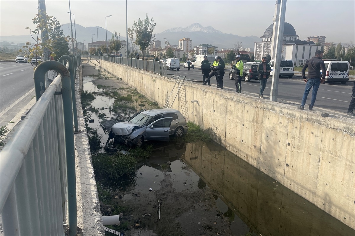 Kayseri\'de Otomobil Kanala Düştü, Sürücü Yaralandı