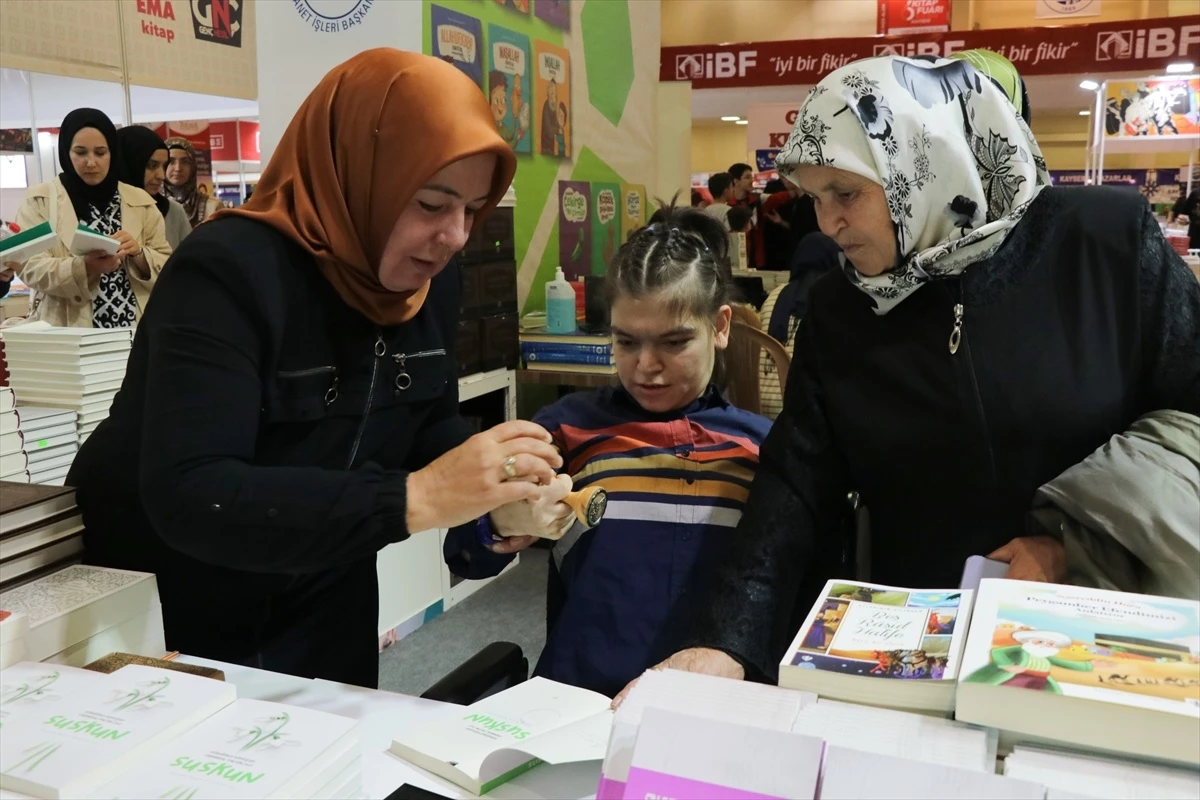 Kayseri\'de serebral palsi hastası tek parmağıyla kullandığı bilgisayarda kitap yazdı