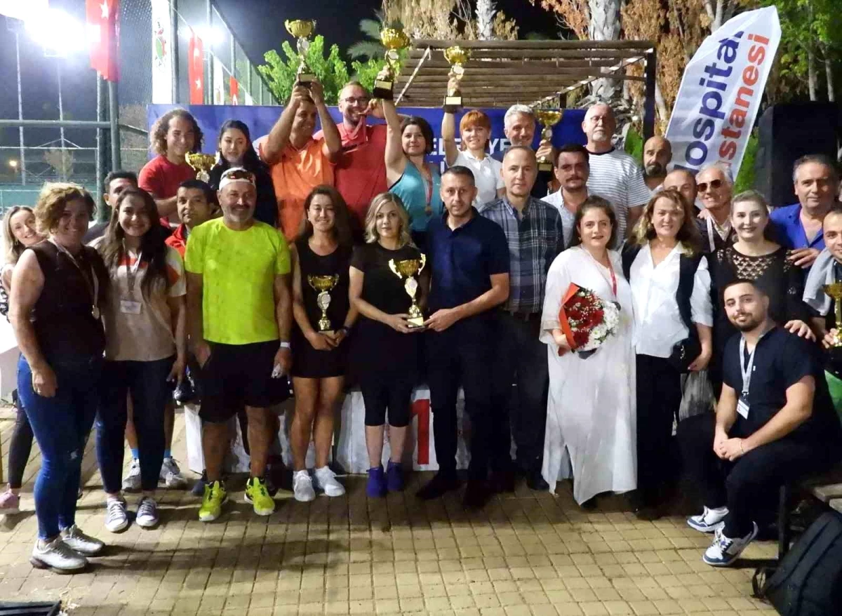 Kepez Belediyesi Spor Kulübü\'nün düzenlediği tenis turnuvasında dereceye girenler ödüllerini aldı