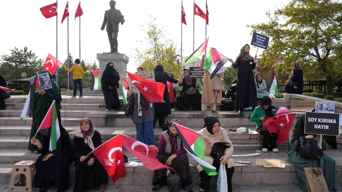 Kırıkkale\'de Kadınlar İsrail\'in Filistin\'e Saldırılarını Protesto Etti