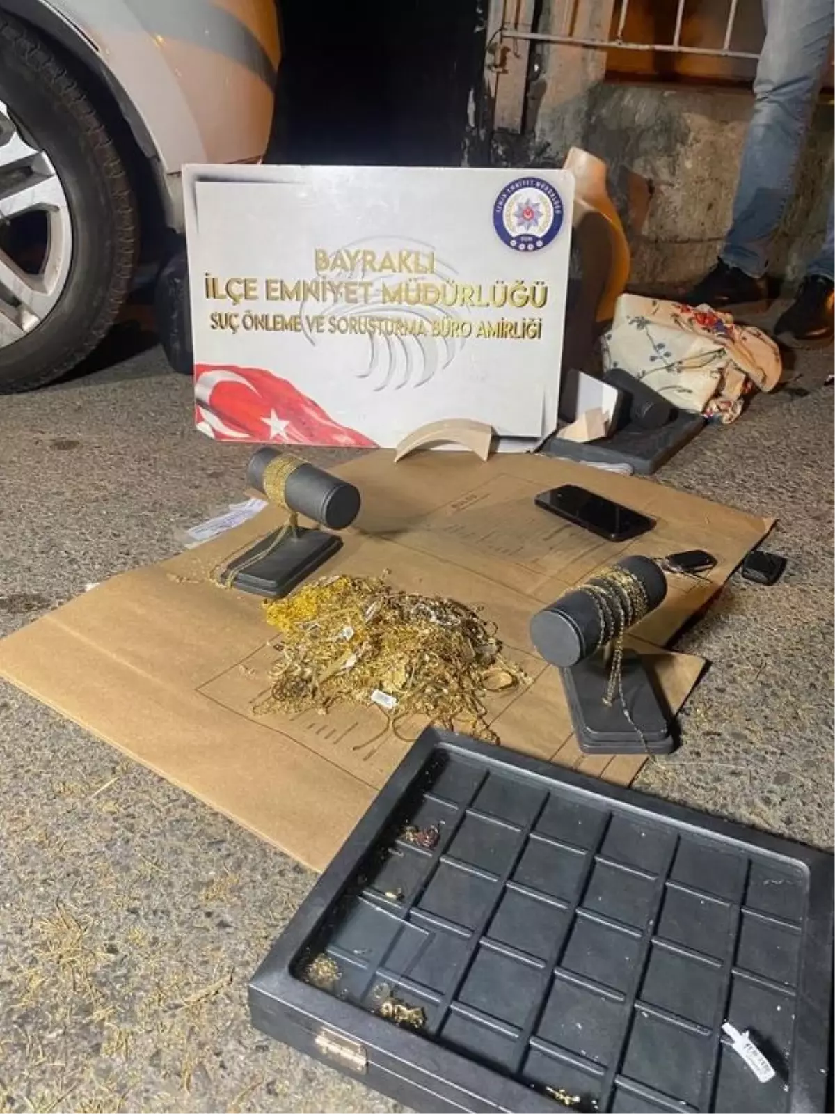 İzmir\'de Kuyumcu Soygunu: 3 Milyon Lira Değerinde Ziynet Eşyası Çalındı