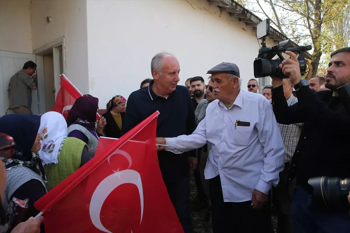 Muharrem İnce, Cumhuriyet Bayramı\'nı şiir okuyan kadınları ziyaret etti