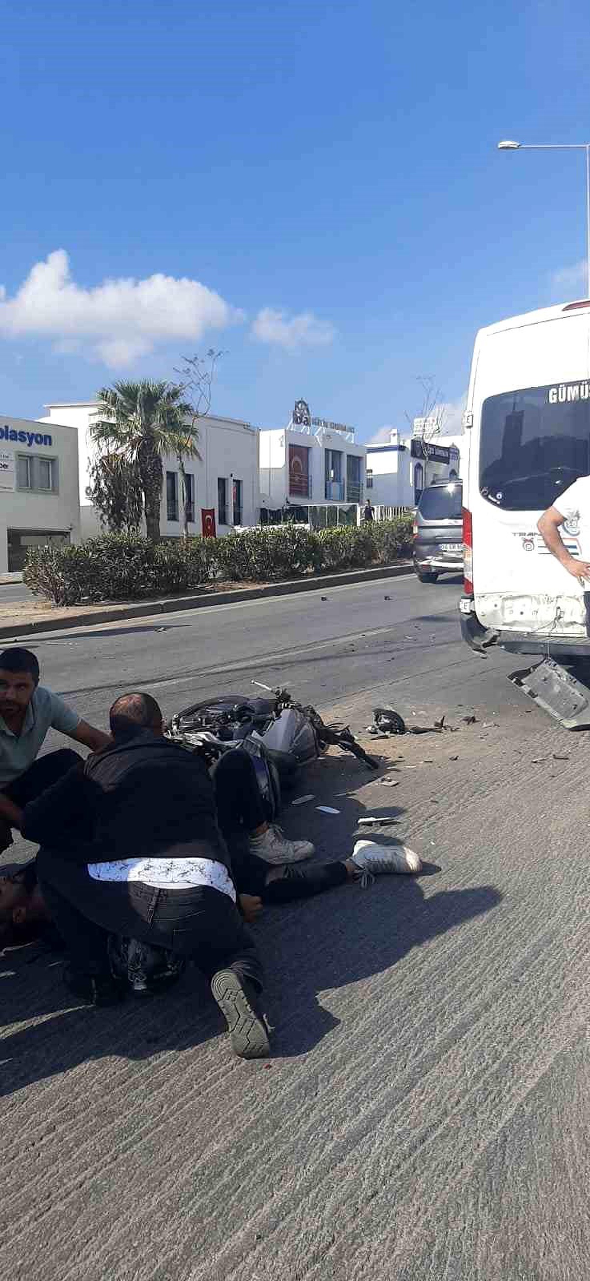 Minibüse arkadan çarpan motosikletli yaralandı