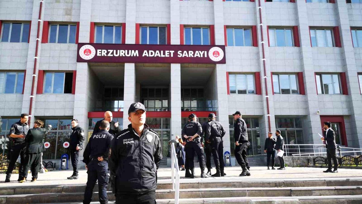 Erzurum\'da Cinayet Davası Duruşmasında Taraftarlar Arasında Bıçaklı Kavga