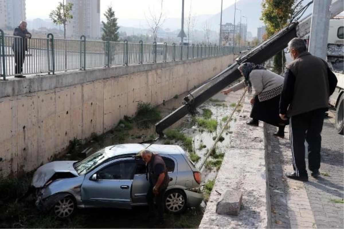 KAYSERİ\'de Otomobil Sulama Kanalına Devrildi: 1 Yaralı