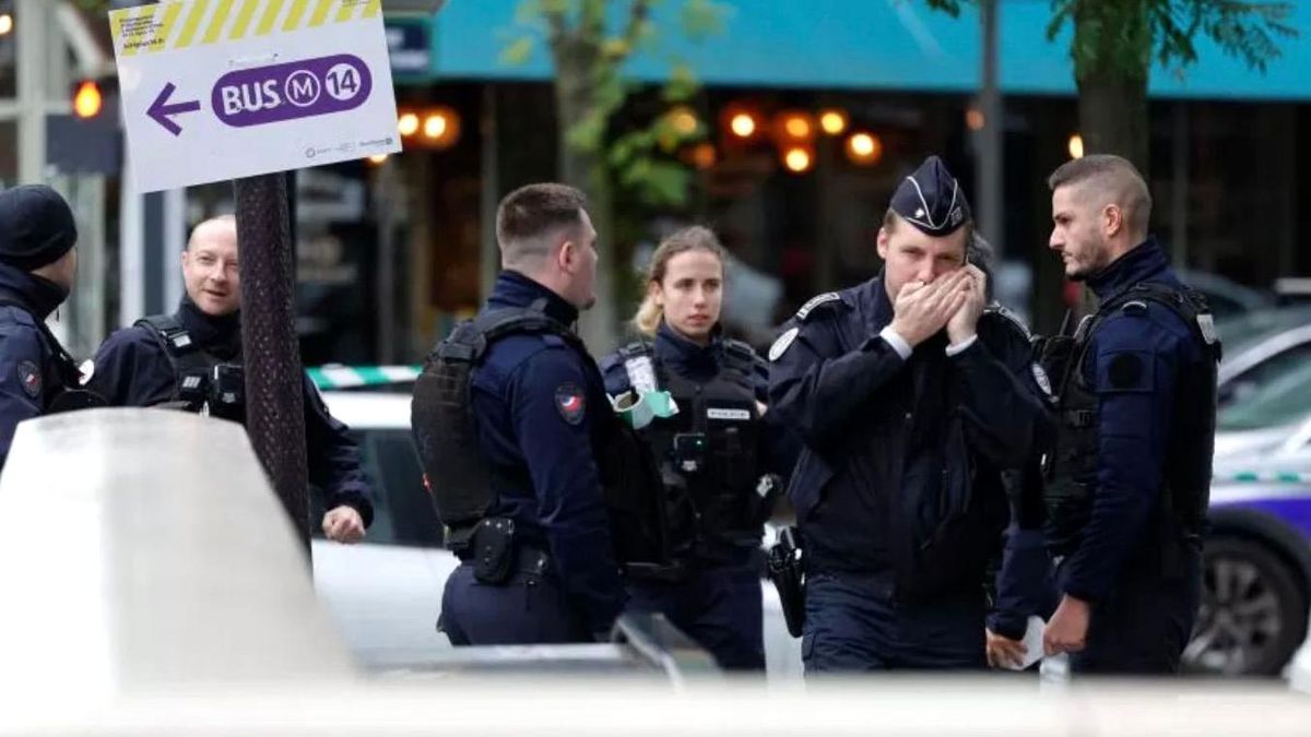 Paris\'te Burkalı Kadın Polis Tarafından Vuruldu