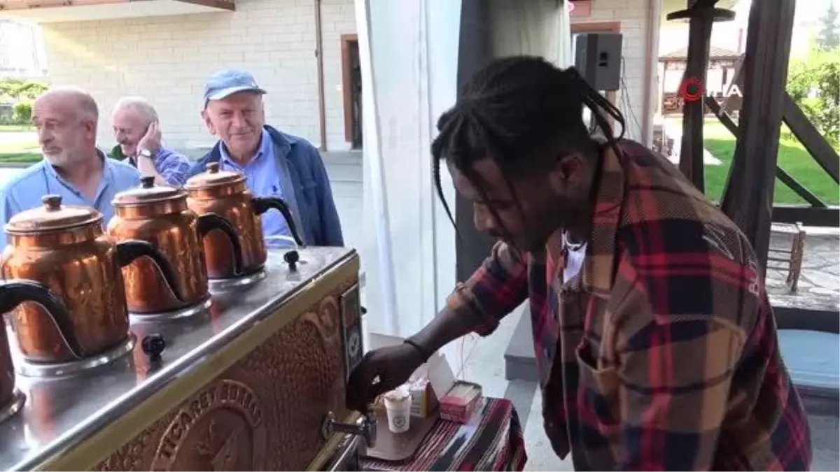 Rize\'nin Ganalı Laz uşağı, 100. yıla özel Rizelilere çay dağıttı