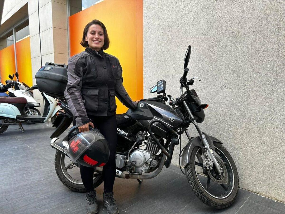 Kadın Ebe Moto Kurye Olarak Çalışıyor