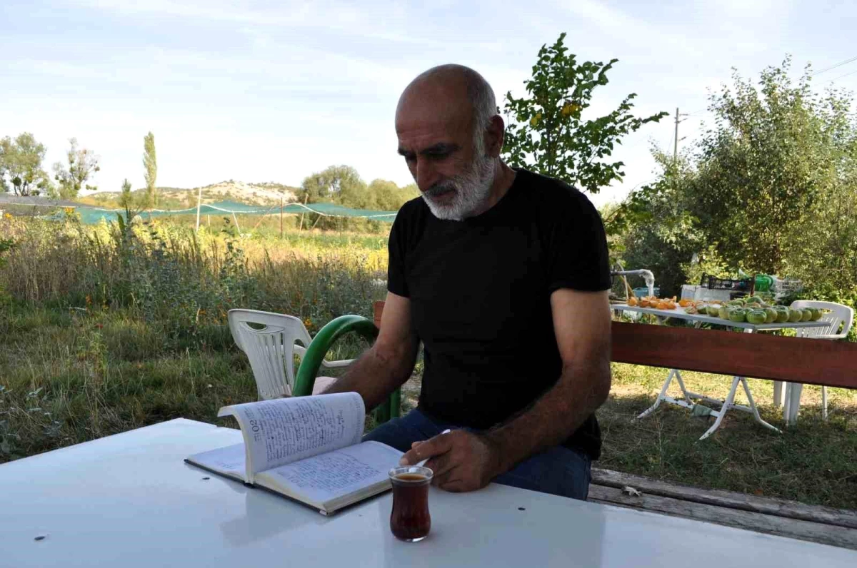 Eskişehir\'de Bahçecilik Yapan Rıza Demiralay, Şiir Yazarak Kendini Geliştiriyor