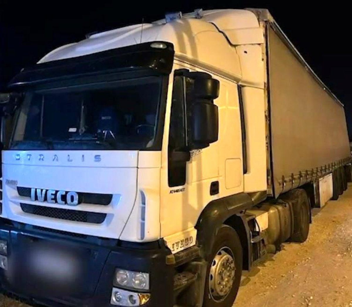 Sakarya\'da düzensiz göçmen operasyonu: 13 göçmen ve 3 kaçakçı yakalandı