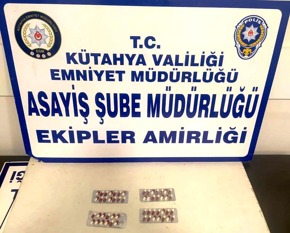 Kütahya\'da Polis Ekipleri Tarafından Şüphe Üzerine Durdurulan 3 Şahsın Üzerinden 54 Adet Sentetik Ecza Hap Ele Geçirildi