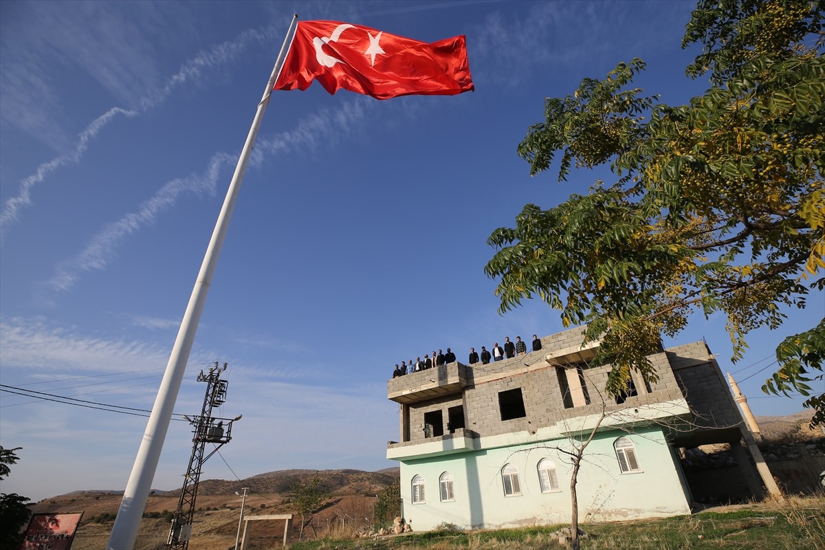 Teröre 11 şehit veren Bayraktepe köyünde 150 metrekarelik Türk bayrağı göndere çekildi