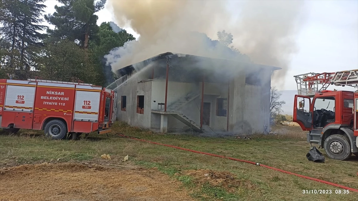 Tokat\'ın Niksar ilçesinde bir evde çıkan yangın hasara yol açtı