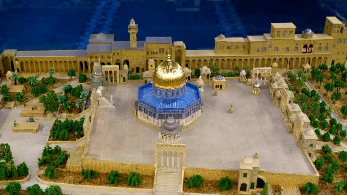 Erzurumlu Maket Ustası Doğan Hattatoğlu\'nun Mescid-i Aksa Maketi İlgi Görüyor