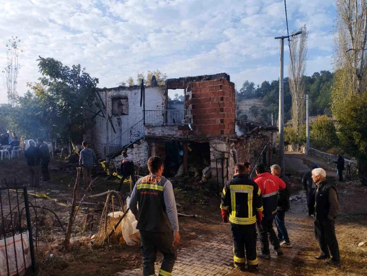 Manisa\'da ev yangınında 74 yaşındaki kadın hayatını kaybetti