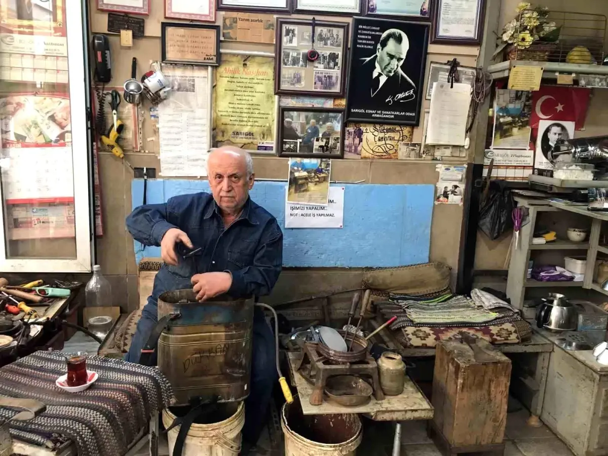 Manisa\'da 57 Yıldır Tenekecilik Yapan Usta, Mesleğini Devam Ettiriyor