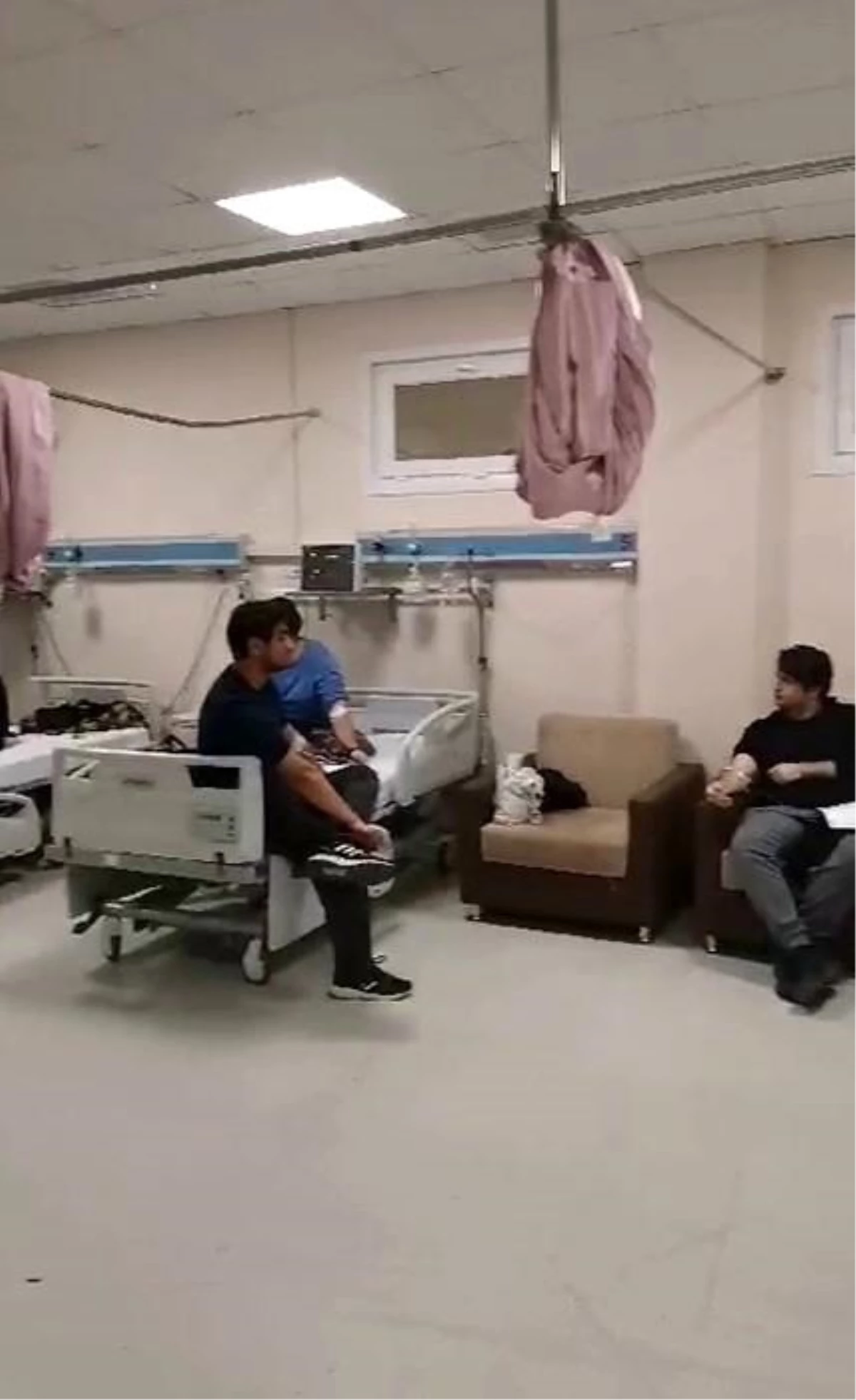 Sivas\'ta 88 Üniversite Öğrencisi Gıda Zehirlenmesi Şüphesiyle Hastaneye Başvurdu