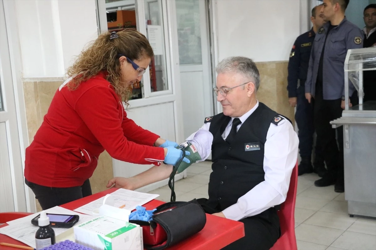 Afyonkarahisar İl Jandarma Komutanlığı\'ndan Türk Kızılayı\'na kan bağışı