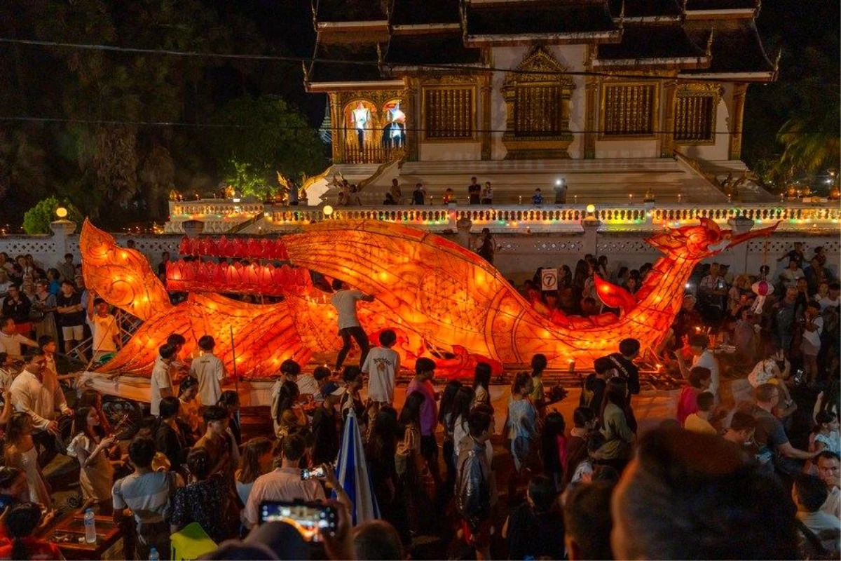 Laos\'un Luang Prabang Kentinde Yüzen Işık Tekneleri Festivali Düzenlendi