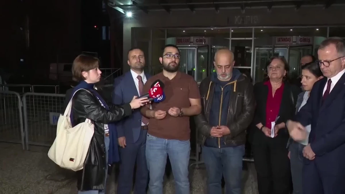 Avukatlar, Gazeteciler ve Milletvekilleri Ankara Adliyesi Önünde Gazeteci Tolga Şardan\'ın Tutuklanmasına Tepki Gösterdi.