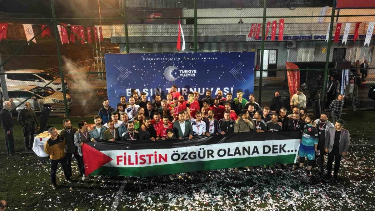 Bağcılar Belediyesi\'nin düzenlediği Türkiye Yüzyılı Ulusal Basın Turnuvası\'nda Yenişafak takımı şampiyon oldu