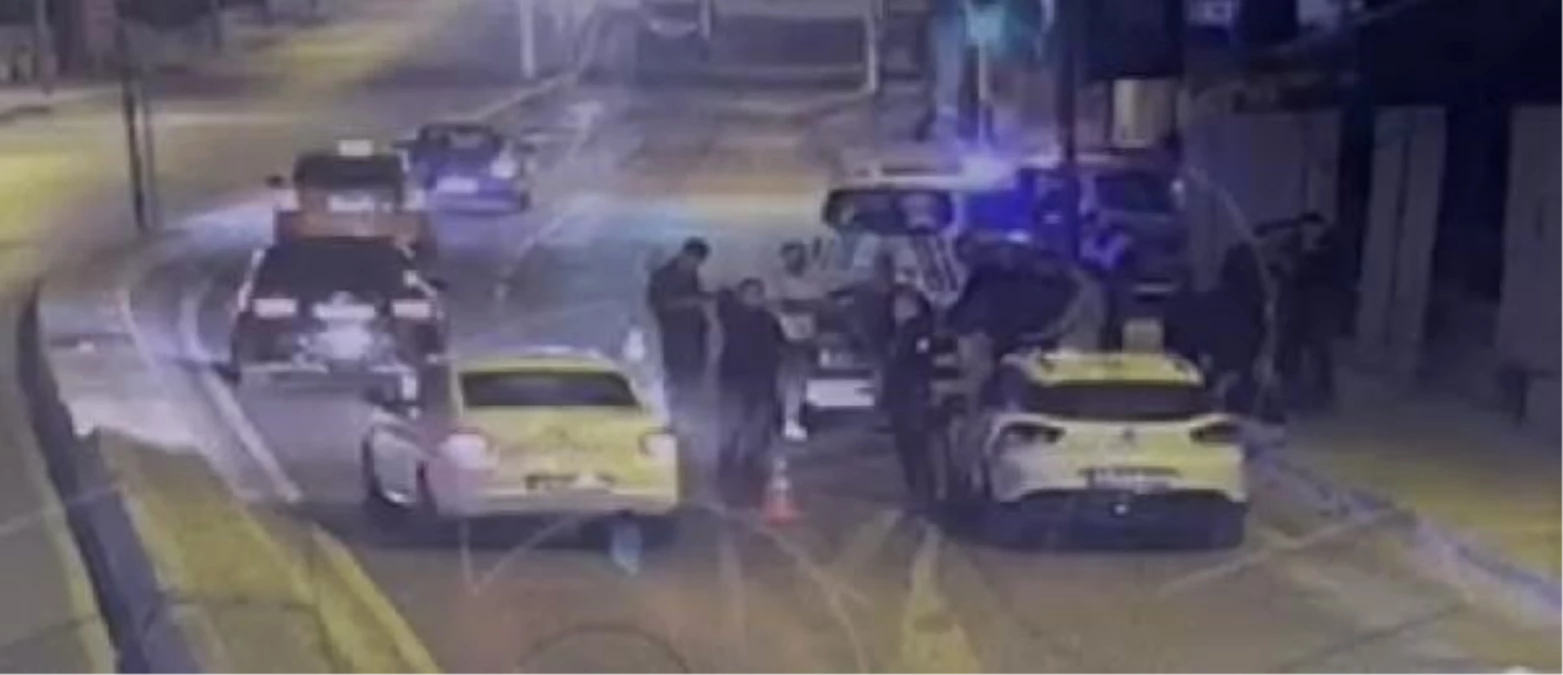 Bağcılar\'da Polis Denetim Noktasına Hızla Giren Sürücü Bekçiye Çarptı
