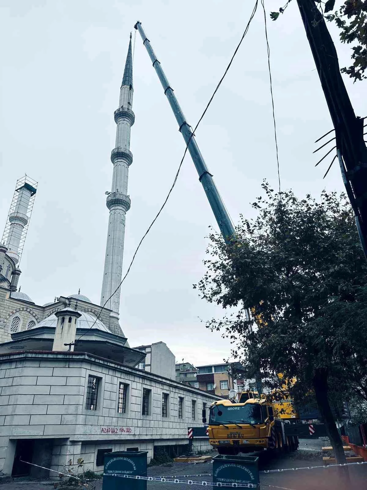 Bahçelievler\'de bir caminin minareleri deprem riskine karşı kısaltılıyor