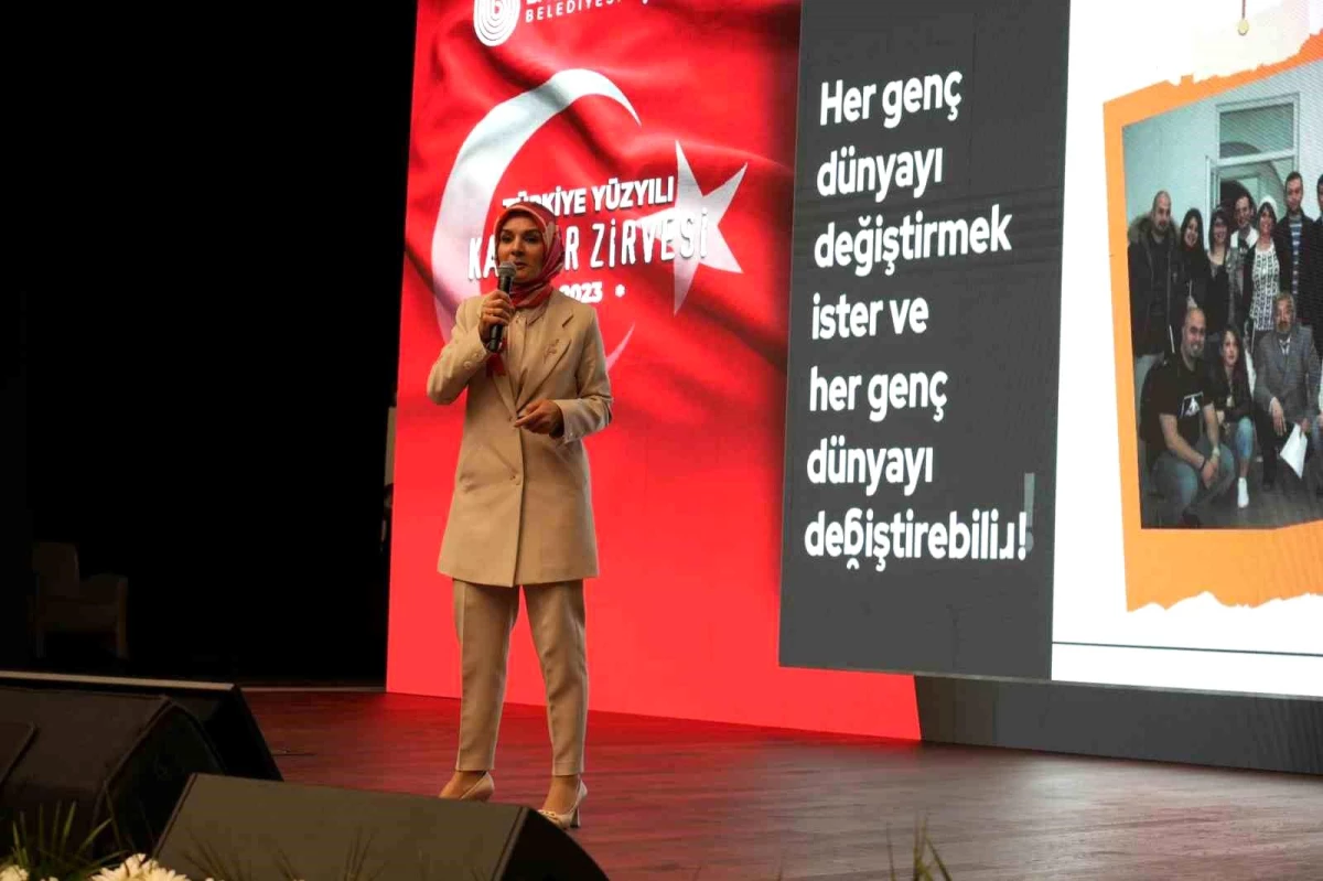 Aile ve Sosyal Hizmetler Bakanı Mahinur Özdemir, "Avrupa\'da ilk başörtülü milletvekili olarak meclise girdim"