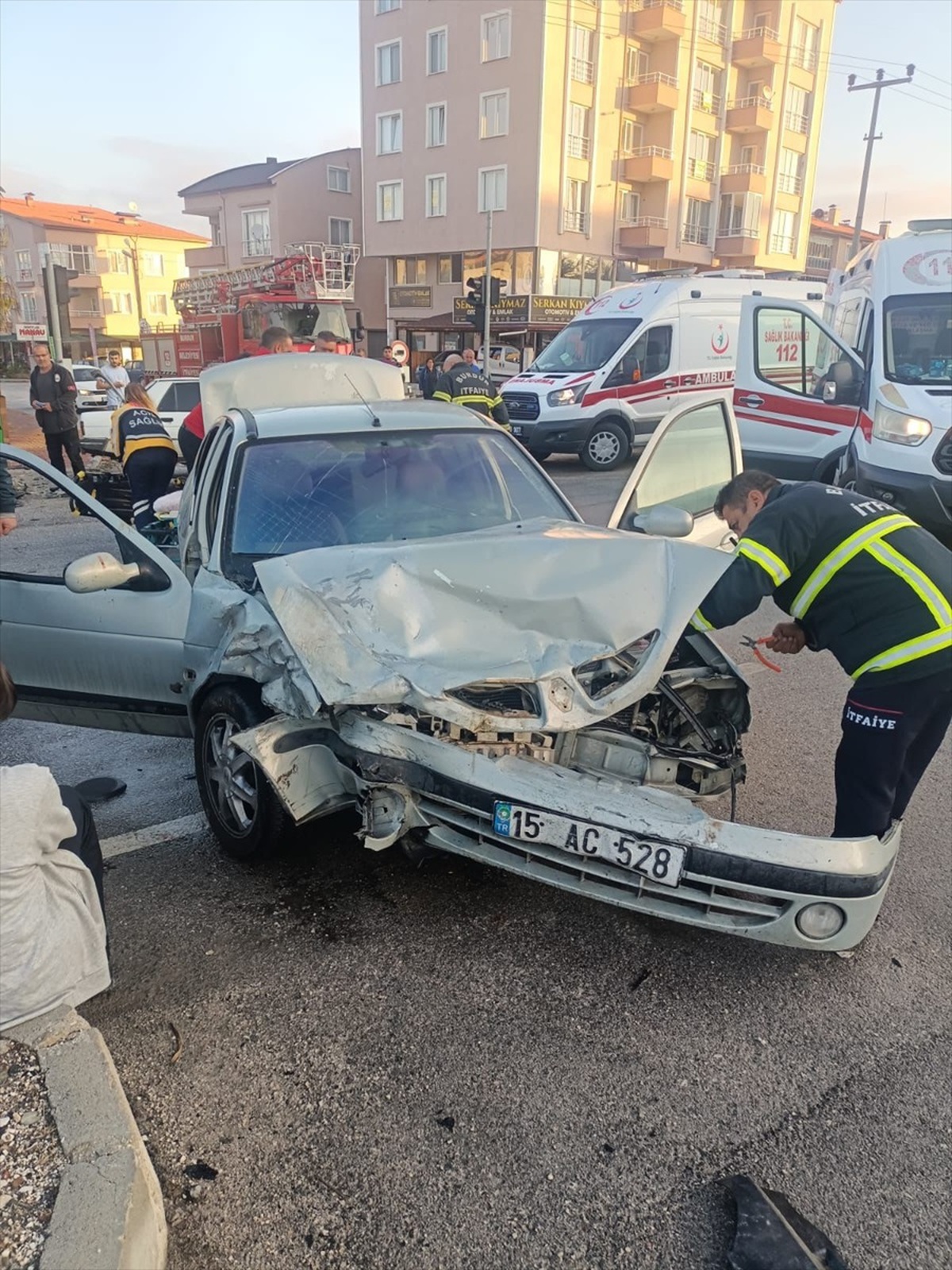 Burdur\'da Adliye Kavşağı\'nda Meydana Gelen Kazada 3 Kişi Yaralandı