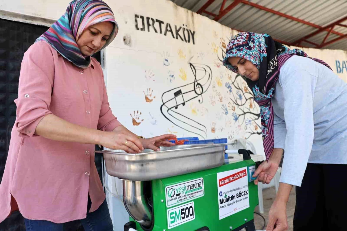 Antalya Büyükşehir Belediyesi, Kadınlara Domates Sıkma Makinesi Hibe Ediyor