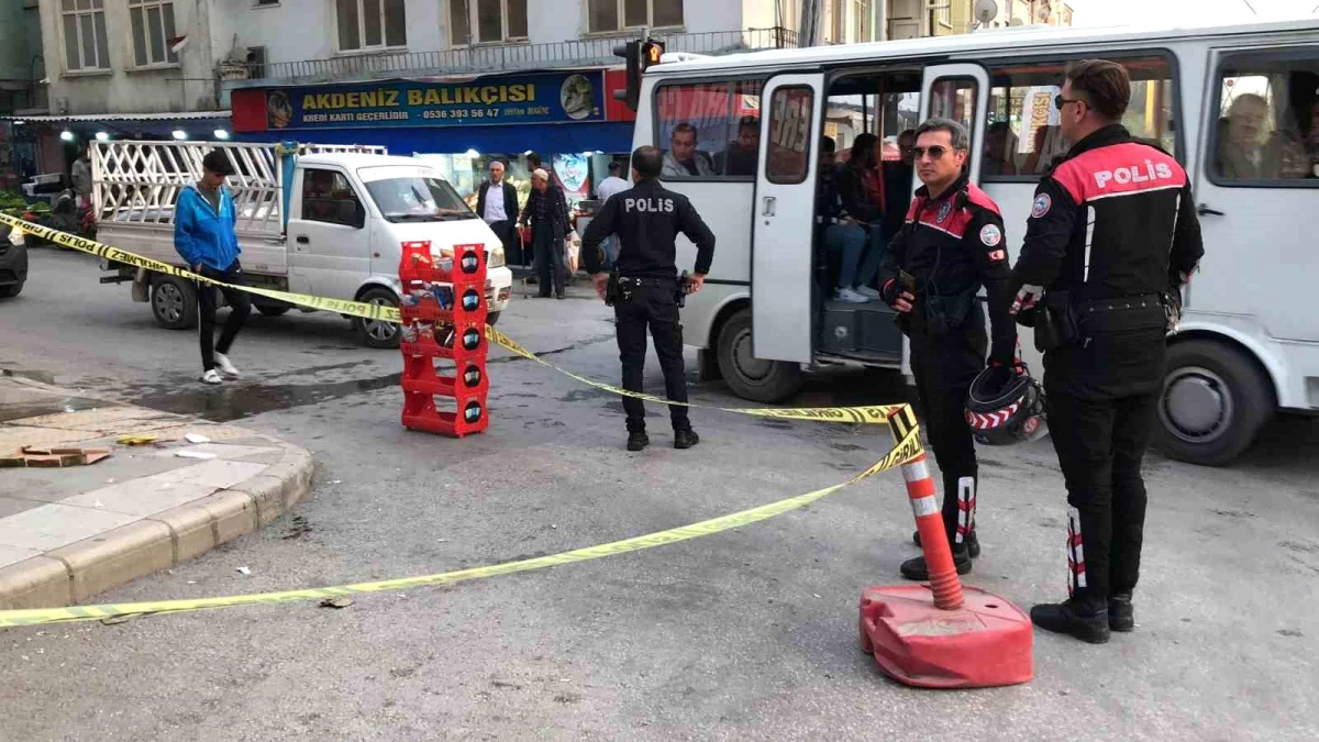 Elazığ\'da Cadde Üzerinde Açılan Ateş Sonucu 2 Kişi Yaralandı