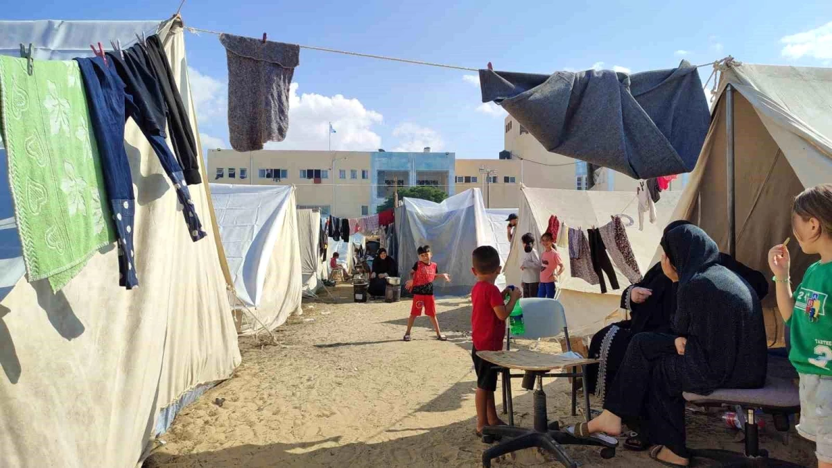 Gazze Şeridi\'ndeki Filistinli Mülteciler Çadır Kampında Nöbetleşe Uyuyor