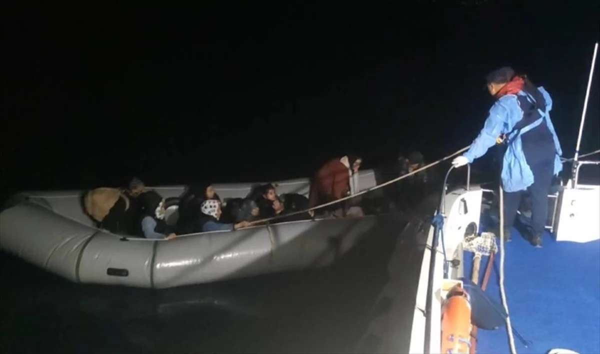 Kuzey Ege\'de 77 düzensiz göçmen kurtarıldı, bir şüpheli yakalandı