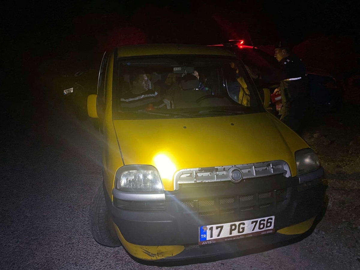 Çanakkale\'de 12 düzensiz göçmen ve bir kaçakçılık şüphelisi yakalandı