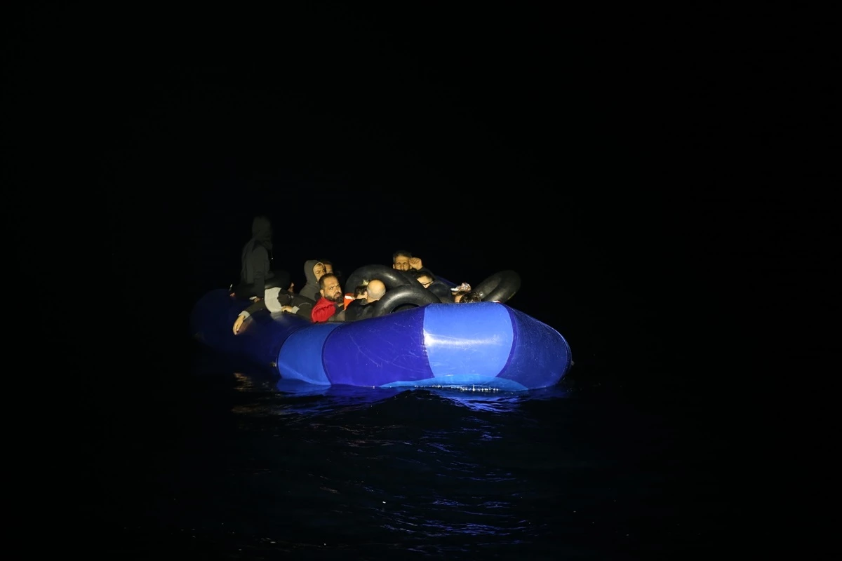 Sahil Güvenlik, Yunanistan unsurlarınca geri itilen düzensiz göçmenlere yardım elini uzatıyor