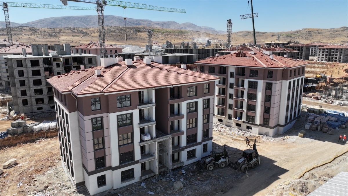 Depremden etkilenen Yeşilyurt\'ta 2 bin konutun kaba inşaatı tamamlandı