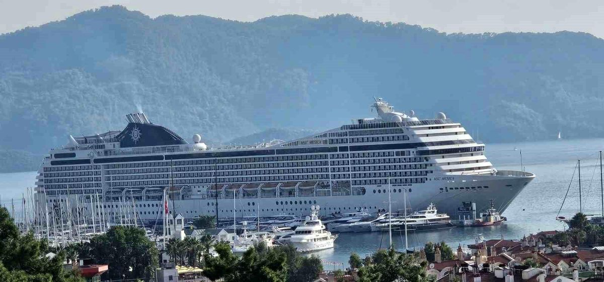 Marmaris\'e binlerce yolcu getiren kruvaziyer gemisi