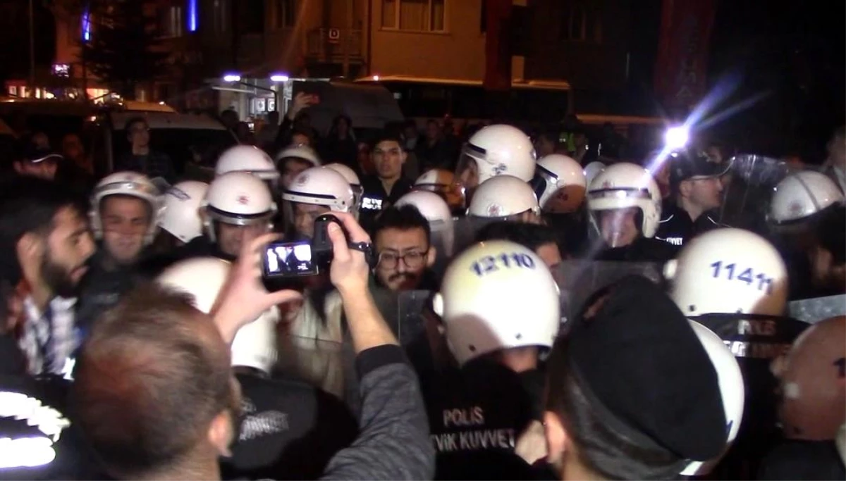 Eskişehir\'de Kız Yurdunun Önünde Polis Barikatına Saldırı