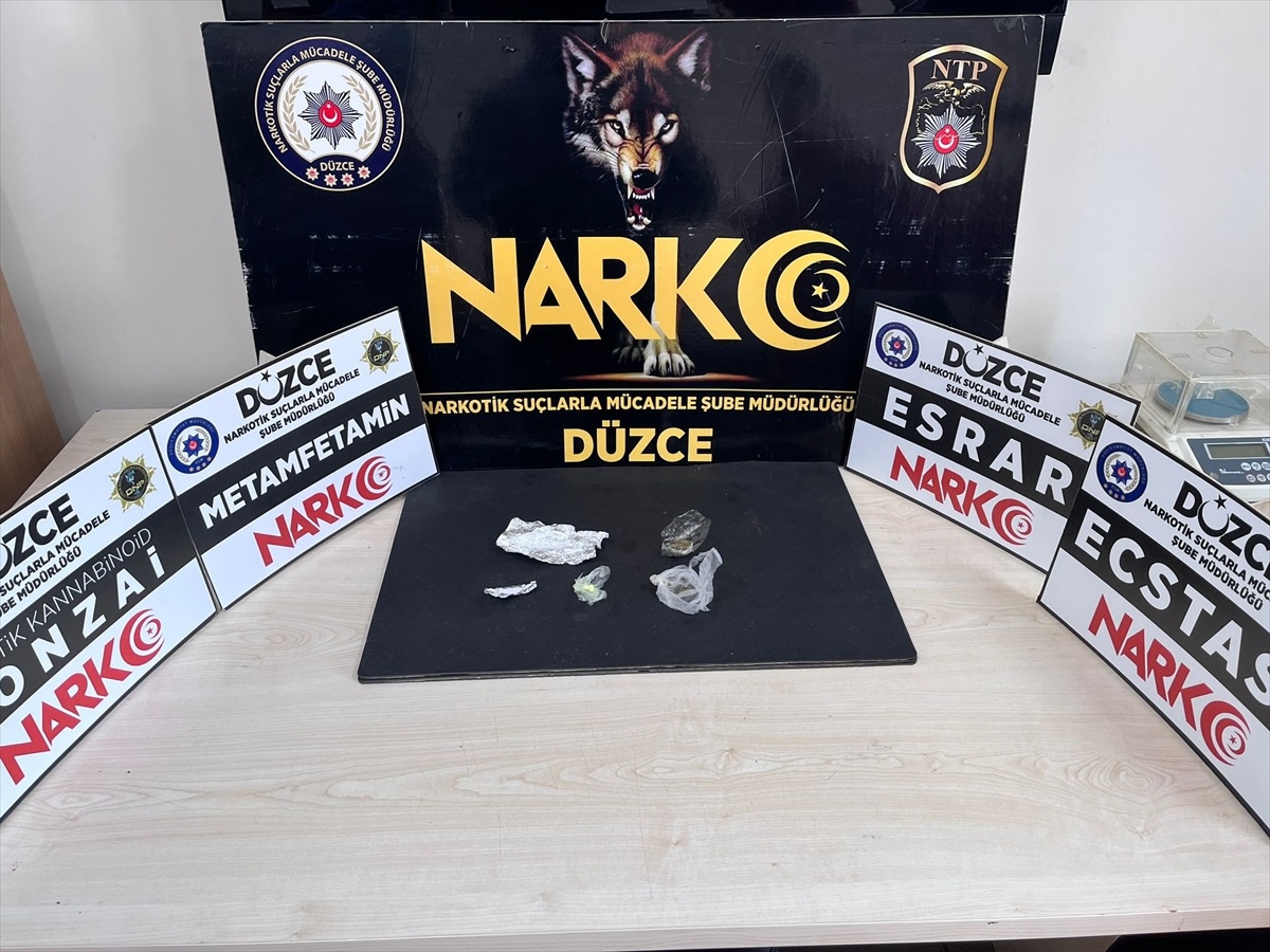 Düzce\'de uyuşturucu operasyonunda yakalanan şüphelilerden biri tutuklandı