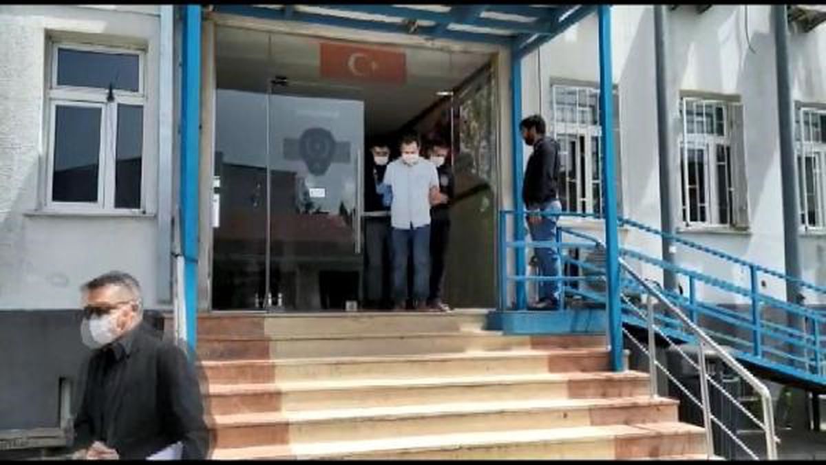 İranlı Adam Kayınpederini ve Kayınvalidesini Öldürdü, Kızları Beraat Etti