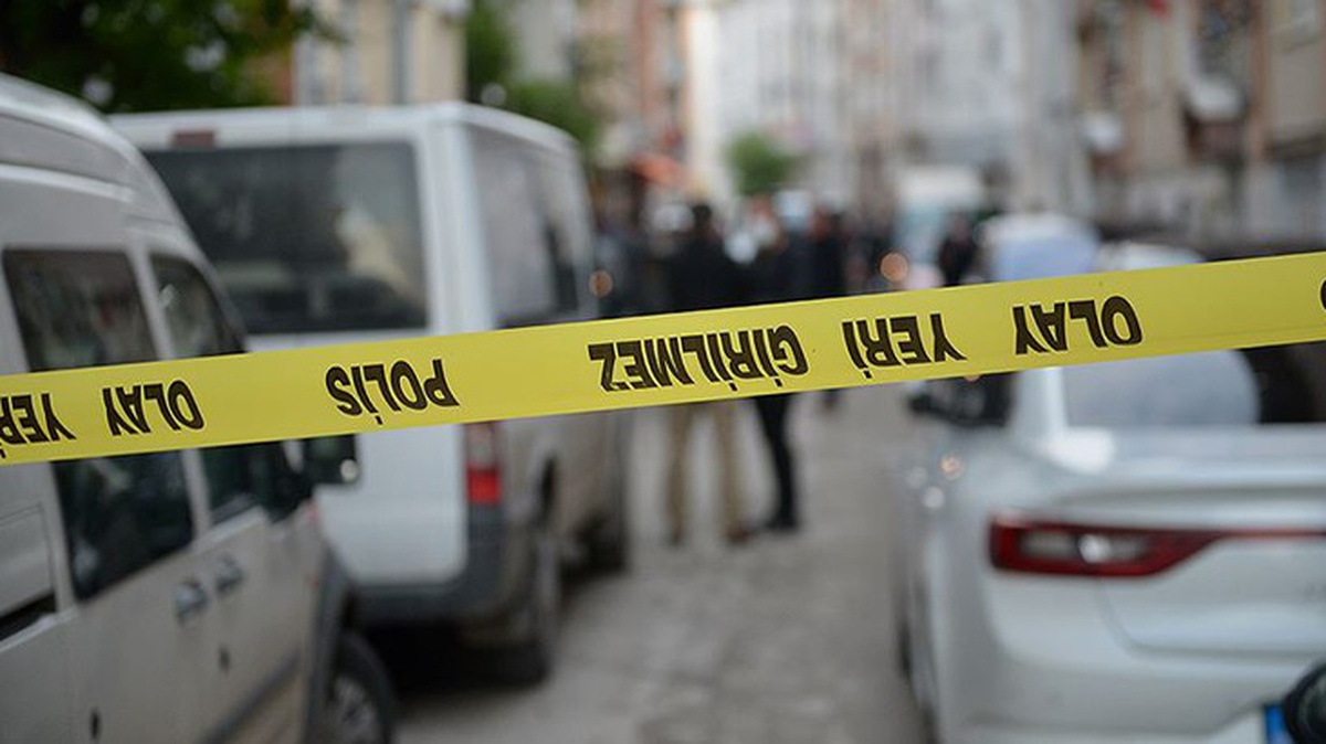 İstanbul\'da kan donduran saldırı! Yakalanacağını anlayan adam 3 polisle 1 bekçiyi yaraladı
