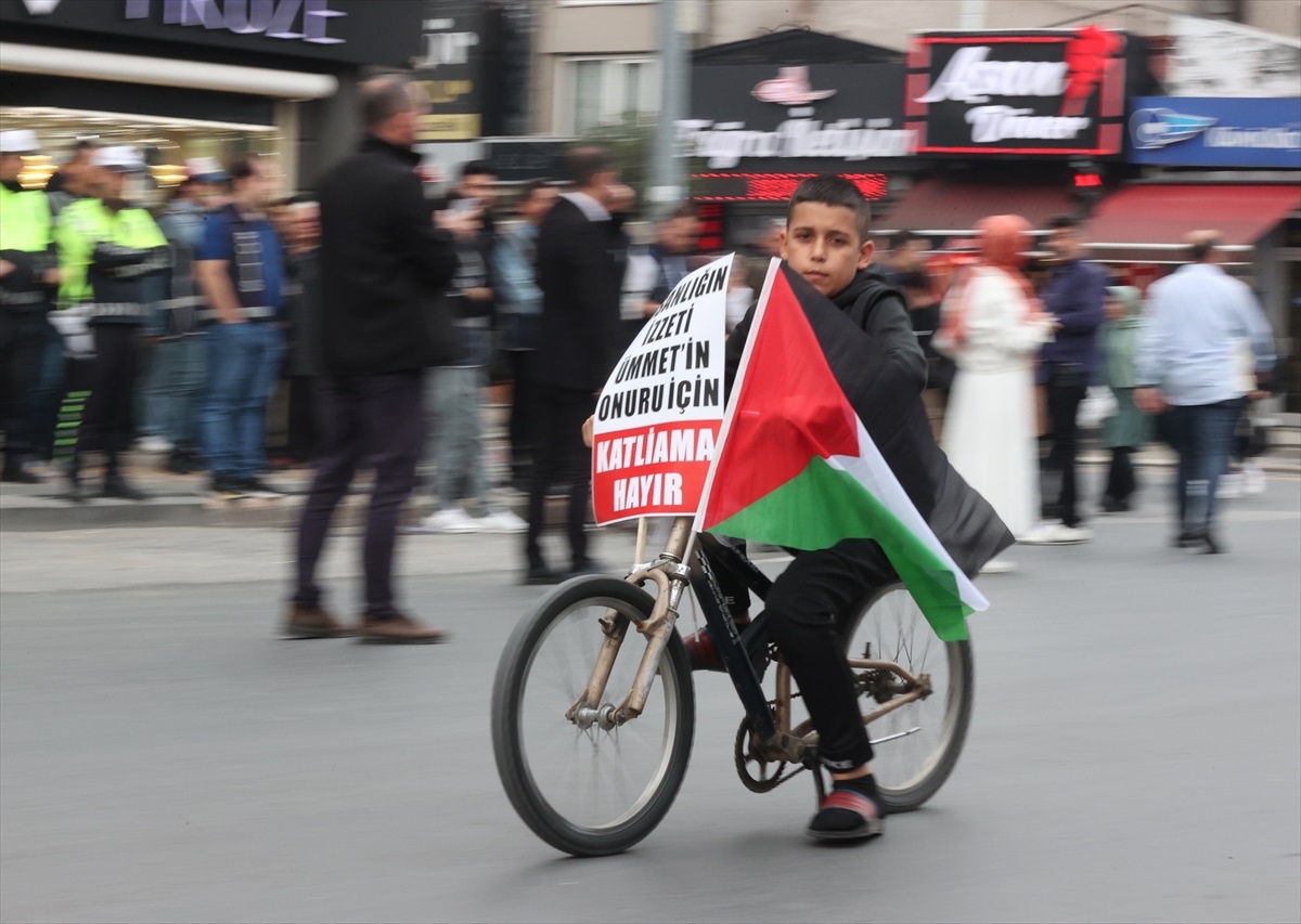 Düzce\'de İsrail\'in Gazze\'ye saldırılarını protesto için yürüyüş düzenlendi