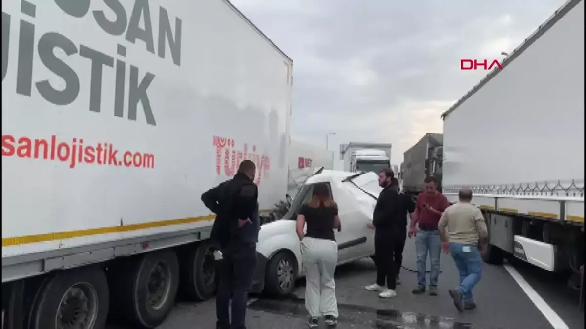 Kuzey Marmara Otoyolu\'nda TIR\'a arkadan çarpan araç sürücüsü yaralandı