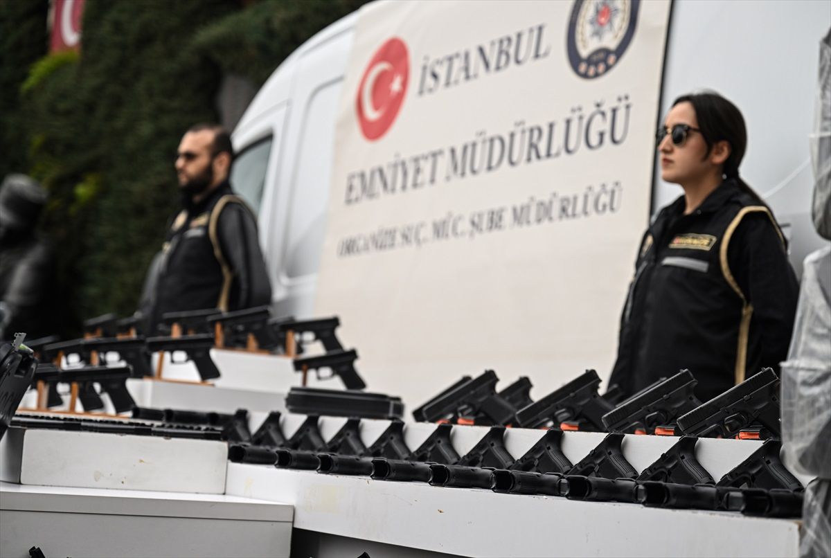 İstanbul\'da Kaçak Silah Operasyonu: 73 Tabanca Ele Geçirildi, 4 Şüpheli Tutuklandı