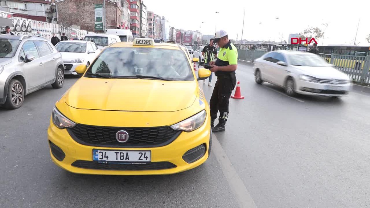 Kadıköy\'de taksilere yönelik denetim: Seyir halinde telefonla konuşan taksiciye ceza