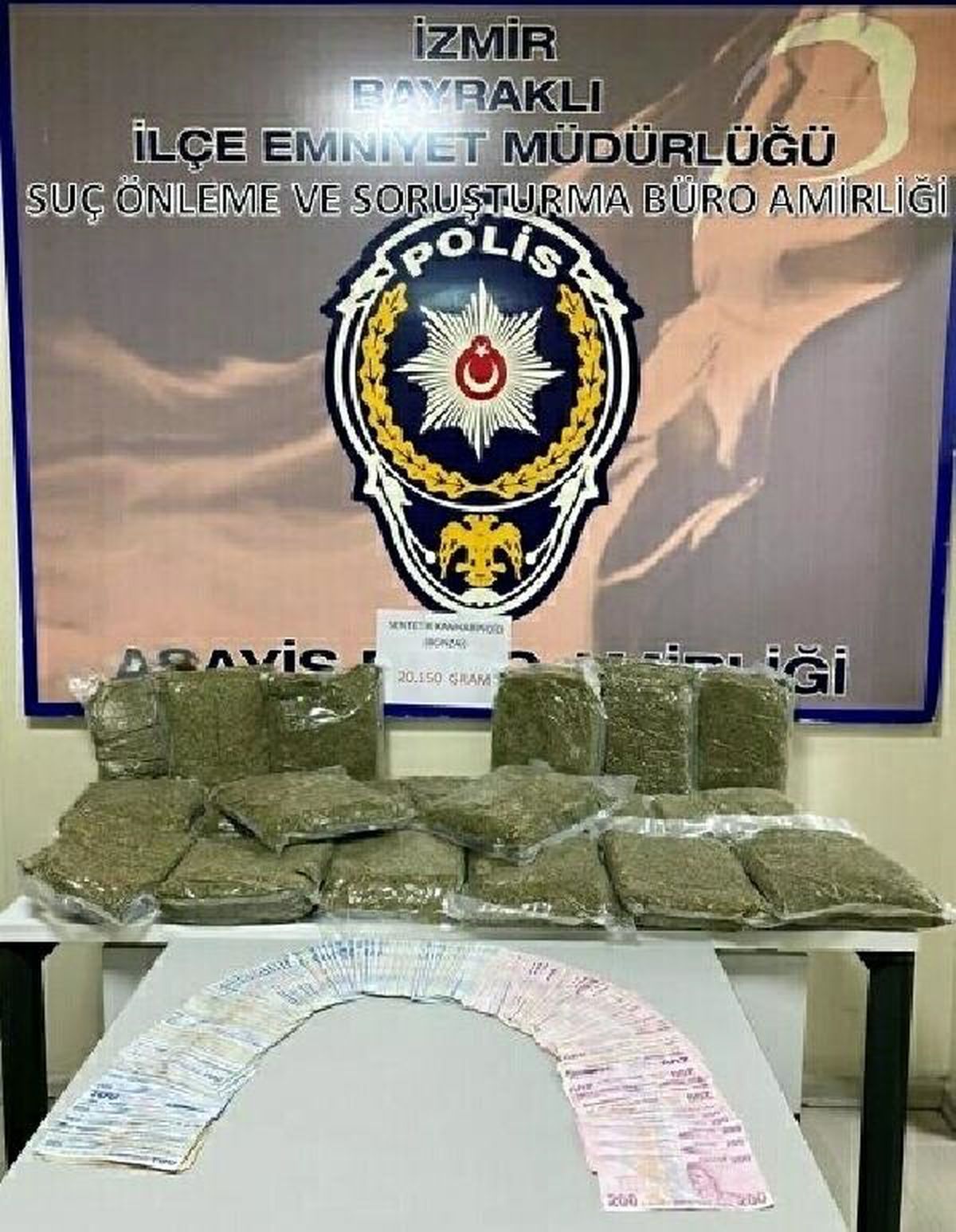 İzmir\'de 20 Kilo Bonzai Ele Geçirildi, 1 Kişi Gözaltına Alındı